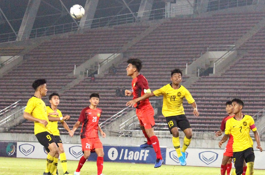 AKSI skuad bawah 15 (B-15) menentang Laos malam tadi. FOTO facebook FAM