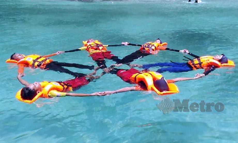 ANGGOTA APM Langkawi ketika menjalani latihan menyelamat di air di Pulau Payar. FOTO Zuliaty Zulkiffli