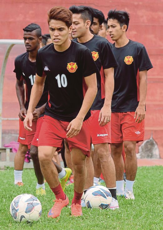 Nazmi (jersi no 10) terlepas beraksi tiga perlawanan Kumpulan C bersama Selangor dalam Piala Malaysia. 