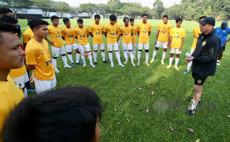 MALONEY (kanan) menyampaikan taklimat kepada pemain  skuad B-18  di Padang MSN, Bukit Jalil, Sabtu lalu.  - FOTO Mohd Khairul Helmy Mohd Din