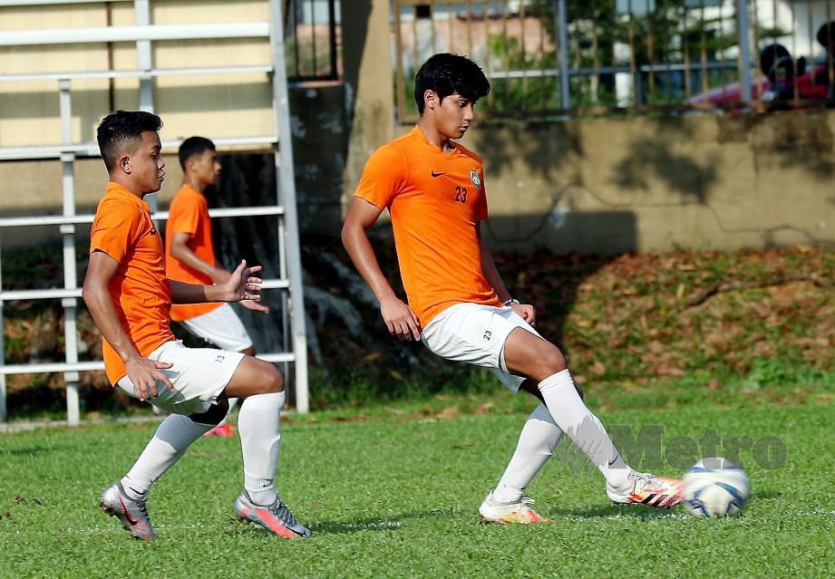 Wan Ahmad Kuzri (kanan) ketika menjalani latihan pusat skuad B-19 kebangsaan di padang FAM, Kelana Jaya. FOTO Owee Ah Chun