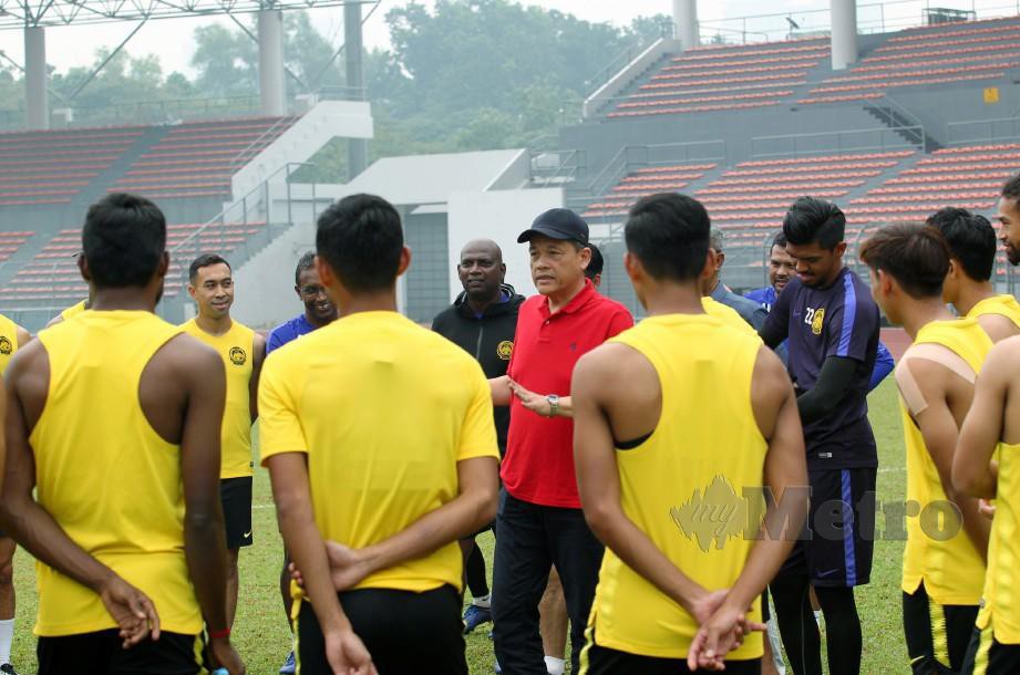 Hamidin (tengah) bersama Skuad Harimau Malaya ketika sesi latihan di Stadium Kuala Lumpur, Cheras. FOTO Eizairi Shamsudin