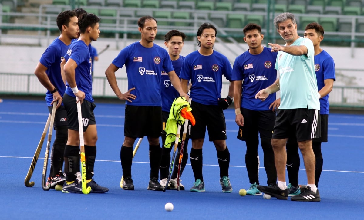 SARJIT Singh (kanan) bersama pemain hoki negara ketika sesi latihan di Stadium Hoki Nasional Bukit Jalil. FOTO Hairul Anuar Rahim