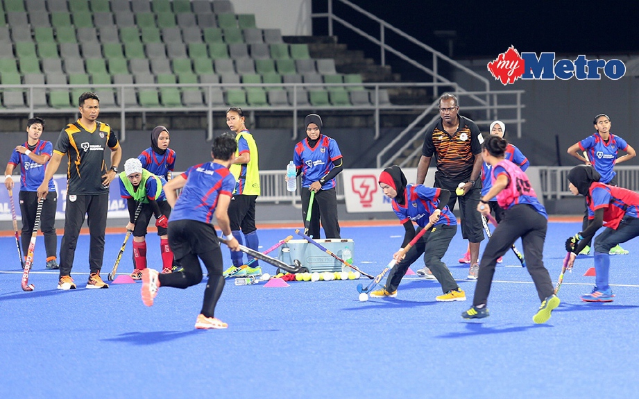 SKUAD hoki wanita negara menjalani latihan di Stadium Hoki Nasional Bukit Jalil. NSTP/EIZAIRI SHAMSUDIN