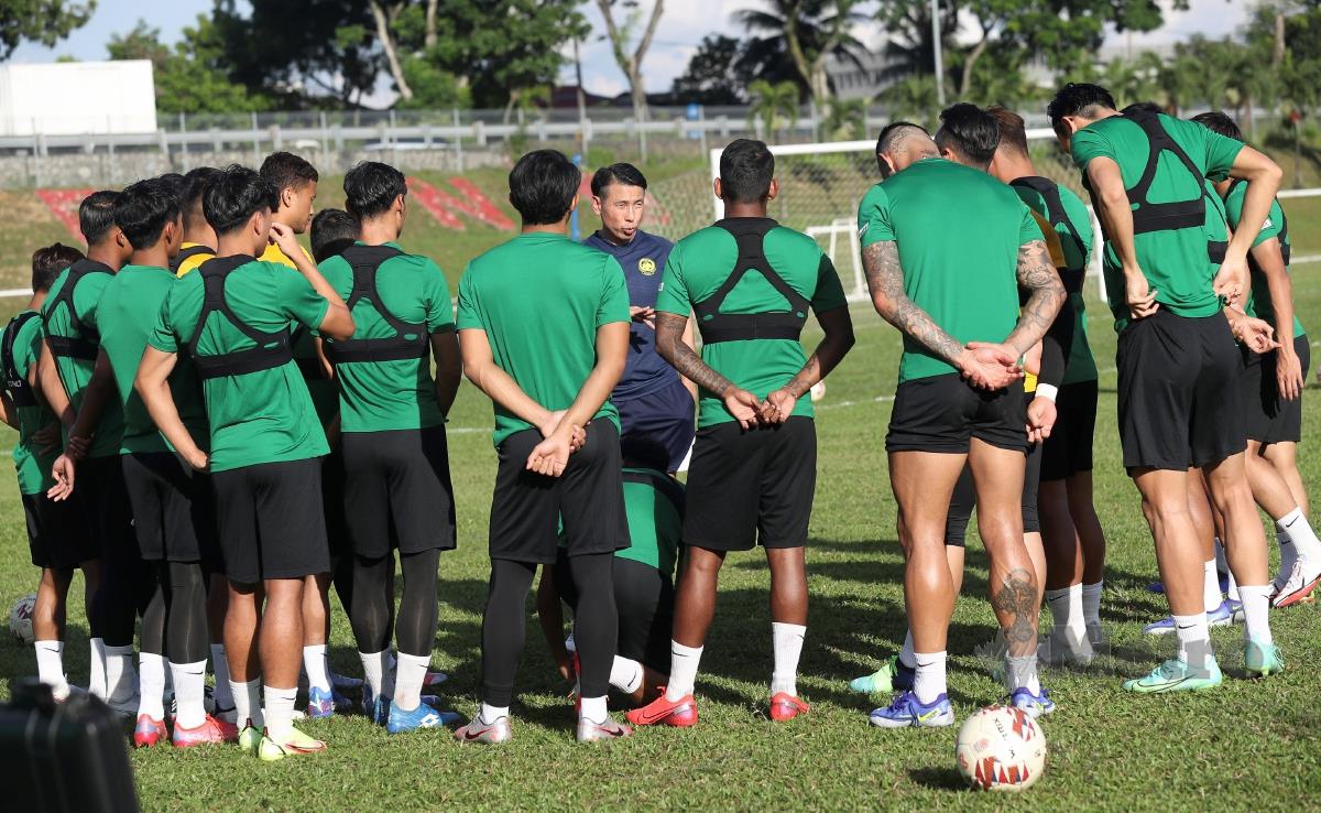 Tan Cheng Hoe (tengah) mengendali latihan skuad kebangsaan. FOTO File NSTP