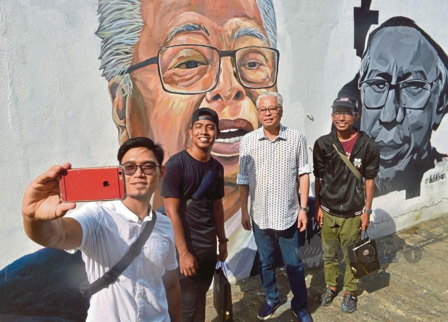 ISMAIL Sabri (dua dari kanan) ketika melawat mural gergasi yang memaparkan pemimpin negara termasuk potret beliau dihasilkan pelukis, Muhammad Firdaus Nordin (kiri), Abdul Hadi Ramli (kanan) dan Muhammad Suhaimi Ali (dua dari kiri) di Taman Cahaya Alam, Seksyen U12, Shah Alam. FOTO FAIZ ANUAR