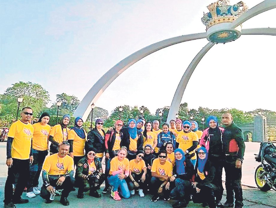 PESERTA Jelajah Tujuh Tugu Mahkota Johor merakam gambar kenangan.