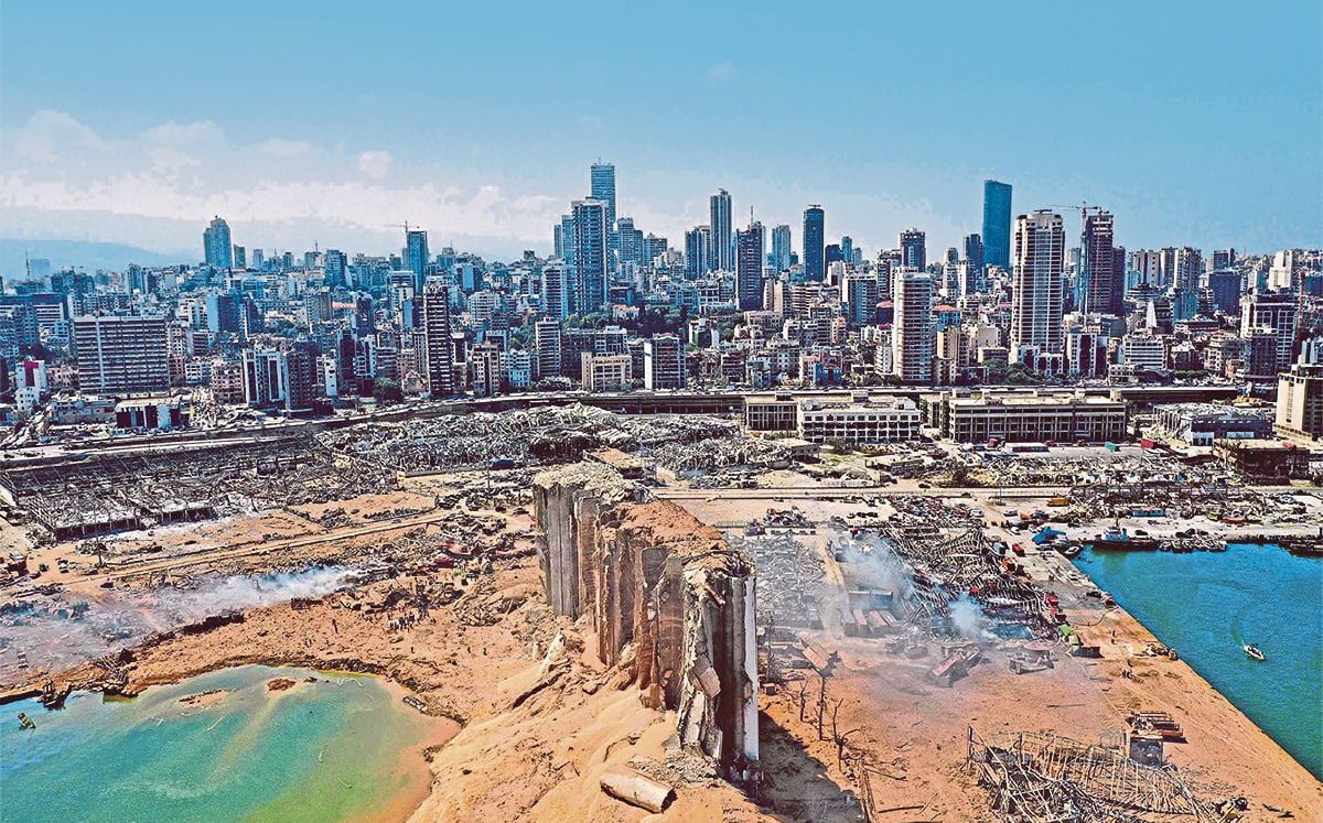 KESAN letupan pada 4 Ogos 2020 yang memusnahkan separuh daripada bandar Beirut. FOTO AFP