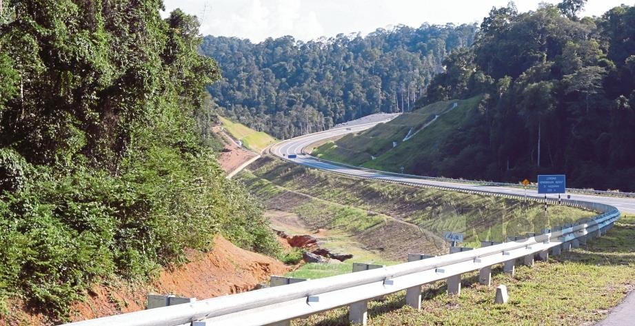 LEBUHRAYA Pan Borneo yang dalam pembinaan dianggarkan sepanjang lebih kurang 2,239 km.