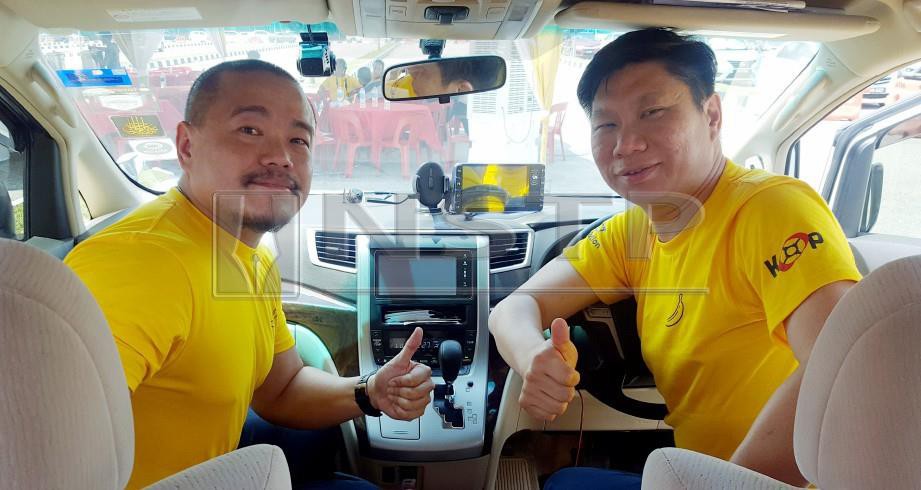  Lee (kiri) bersama aplikasi Smart AI yang dipasang pada teksi limosin bercirikan keselamatan, termasuk kamera. FOTO Siti Aisyah Sukaimi
