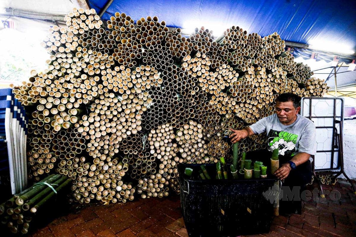 SHARUDDIN menyusun buluh selepas menerima tempahan 55,000 batang lemang sempena Aidilfitri. FOTO AZHAR RAMLI