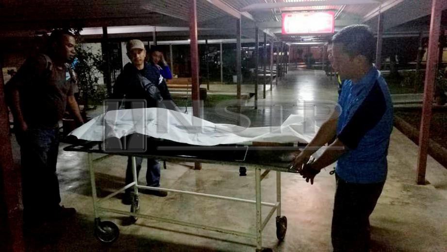 ANGGOTA polis membawa mayat mangsa lemas ke bilik mayat Hospital Besut FOTO Mohammad Ishak