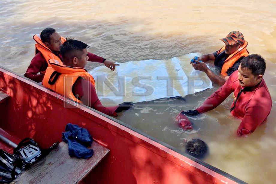 ANGGOTA PPDA mengangkat mayat Abu Bakar yang ditemui lemas di Sungai Marang berhampiran Kampung Bukit Gasing, hari ini. FOTO ihsan bomba.