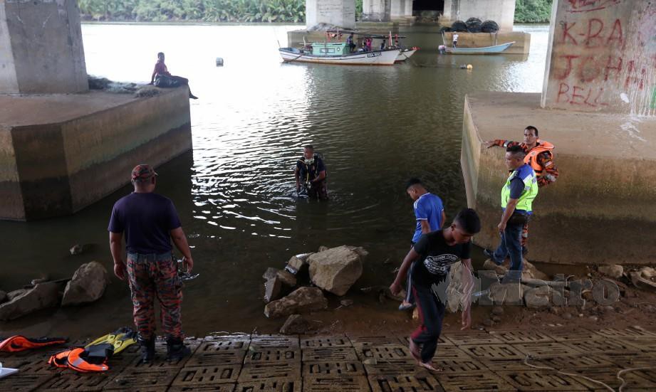 UNIT penyelam Jabatan Bomba dalam operasi mencari mangs  Danial Danish Muhamad Jasmin, 14, yang dikhuatiri lemas ketika mandi bersama empat rakan di Sungai Terengganu dekat Kampung Seberang Tuan Chik. FOTO Imran Makhzan