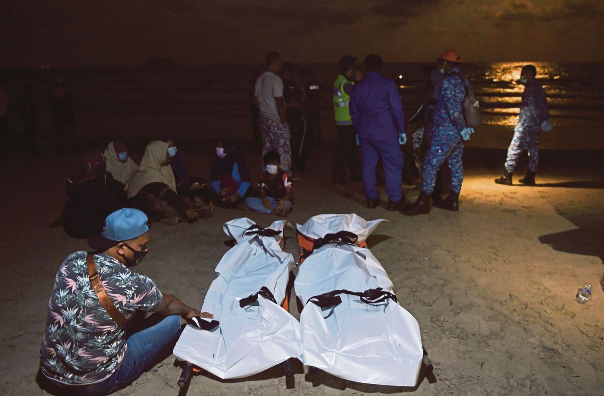 JENAZAH dua mangsa lemas di Pantai Kampung Sungai Ular, Kuantan, semalam manakala seorang lagi masih hilang. FOTO Bernama
