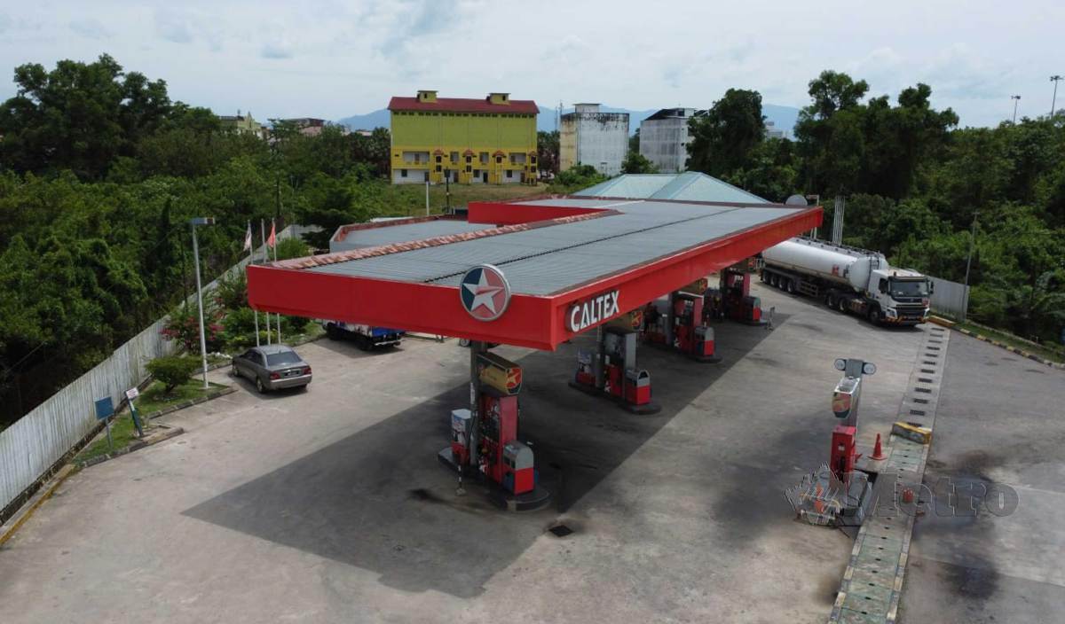 TINJAUAN di sekitar Rantau Panjang mendapati suasana di stesen minyak lengang sejak pagi tadi susulan pelaksanaan harga diesel tanpa subsidi yang bermula hari ini. FOTO Nik Abdullah Nik Omar