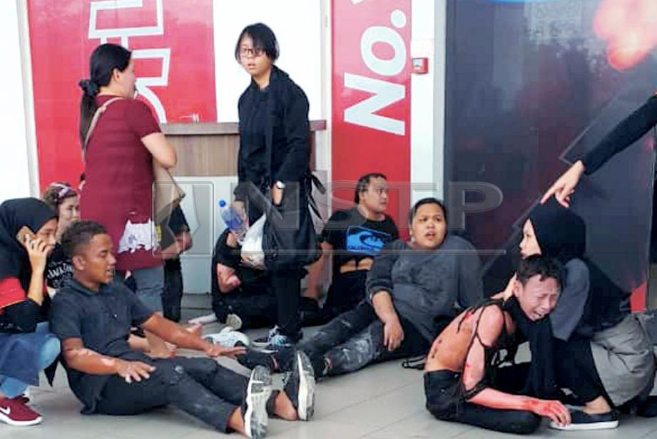 MANGSA yang terselamat dalam kejadian runtuhan siling akibat letupan tong gas di sebuah restoran makanan segera di City One Mega Mall, Kuching, hari ini. FOTO Ihsan Pembaca