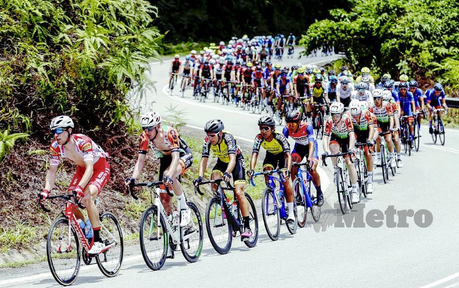 PESERTA menuruni bukit ketika melalui Kuala Kelawang pada perlumbaan Le Tour de Langkawi (LTdL) 2019. FOTO Rosdan Wahid