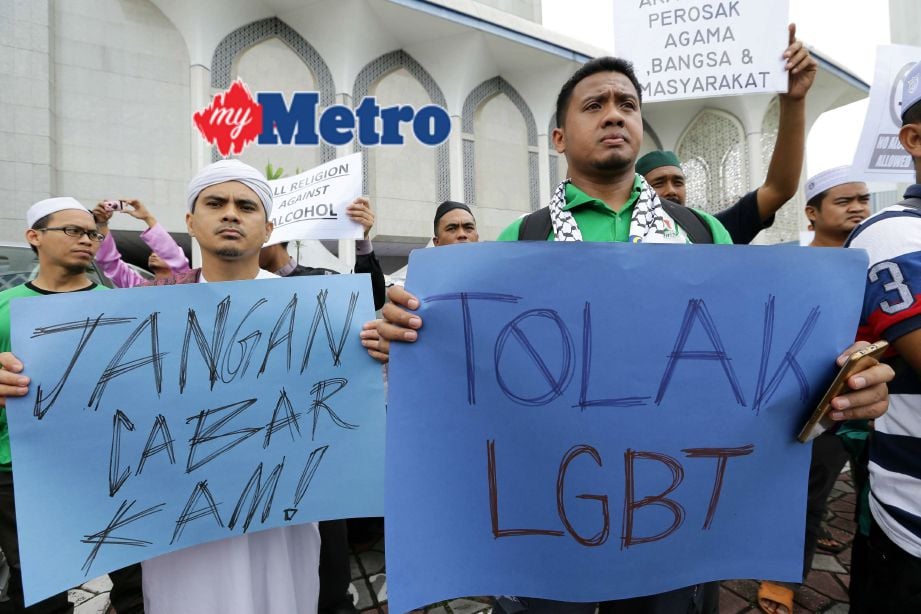 Sebahagian pertubuhan bukan kerajaan (NGO) Selangor dan orang ramai mengadakan demonstrasi Bantahan Pesta Arak dan Pesta Gay di Perkarangan Masjid Sultan Salahuddin Abdul Aziz Shah pada 22 September lalu. FOTO Roslin Mat Tahir 