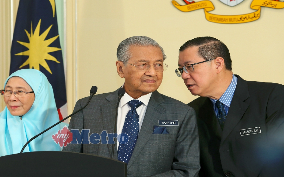 Dr Mahathir bersama Timbalan Perdana Menteri Datin Seri Dr Wan Azizah Wan Ismail (kiri) dan Lim selepas mensyuarat Kabinet baru-baru ini.