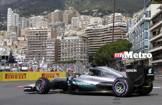 Hamilton memecut pada laluan litar Monaco. FOTO AP 