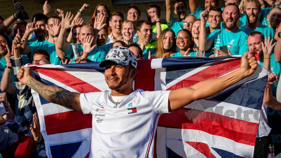 Lewis Hamilton ceria selepas bergelar juara dunia kali keenam. FOTO REUTERS 