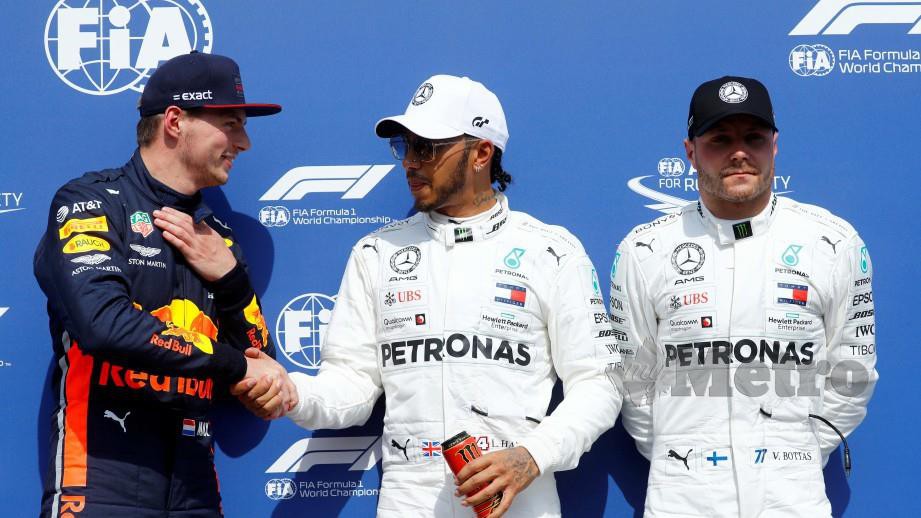 Hamilton (tengah) bersama Verstappen (kiri) dan Bottas. FOTO REUTERS