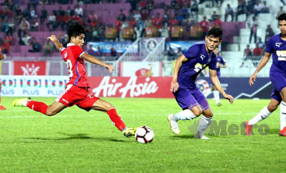 Pemain Kelantan, Muhammad Imran Samso diasak pemain UiTM FC, Syed Ariff Syed Mohammad Uzir dalam aksi Liga Perdana. FOTO Zaman Huri Isa