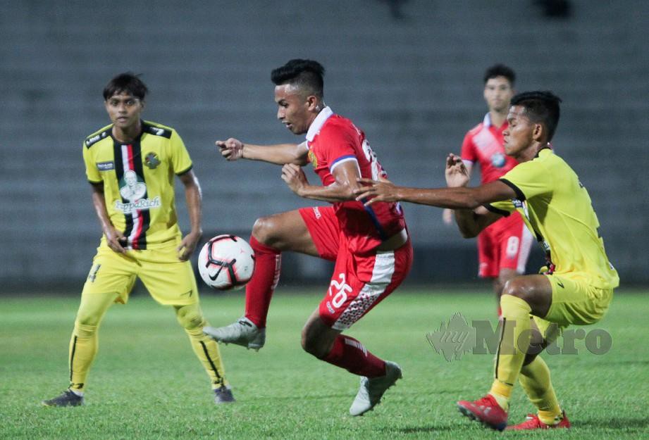 Pemain Kelantan, Nik Azli Nik Alias dihalang pemain PDRM, Mohd Safiee Ahmad (kanan) dalam saingan perlawanan bola sepak Liga Perdana. FOTO Syamsi Suhaimi.