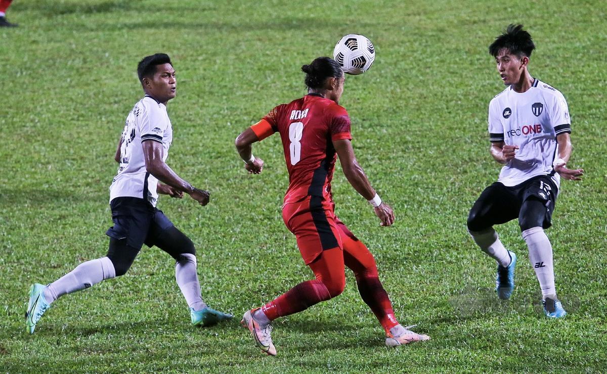 PEMAIN Negeri Sembilan FC, Zaquan Adha (tengah) menanduk bola melepasi pemain Terengganu FC II, Zuasyraf Zukiefle (kanan) pada perlawanan Liga Perdana di Stadium Sultan Ismail Nasiruddin Shah, Kuala Terengganu, malam tadi. FOTO GHAZALI KORI 