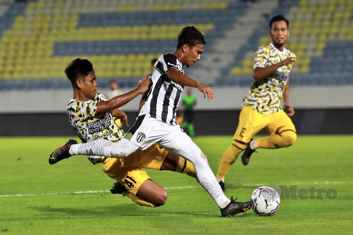 AKSI pemain Perak FC menentang Terengganu FC II di Stadium Sultan Mizan Zainal Abidin, Kuala Terengganu pada 25 Mac lalu. FOTO GHAZALI KORI