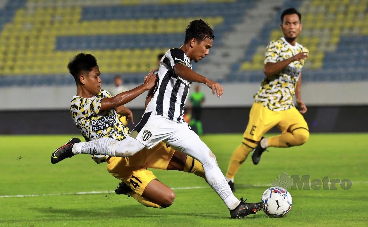 AKSI pemain Perak FC (jersi kuning hitam) ketika menentang Terengganu FC II pada perlawanan Liga Perdana, baru-baru ini. FOTO GHAZALI KORI