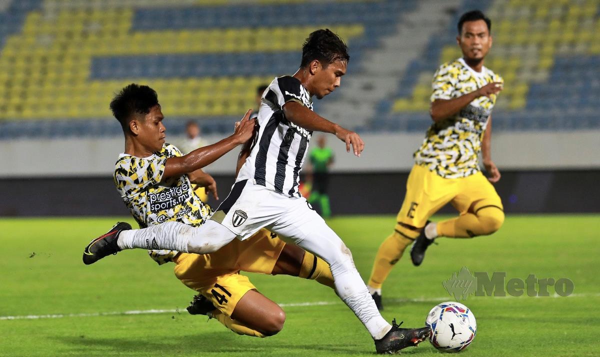 AKSI pemain Perak FC (jersi kuning hitam) ketika menentang Terengganu FC II, bulan lalu. FOTO ARKIB NSTP