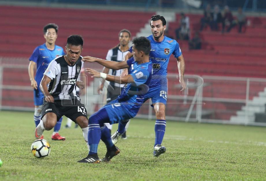 Pemain Terengganu FC II, Shukur Jusoh dihalang tiga pemain UKM FC dalam aksi Liga Malaysia baru-baru ini.