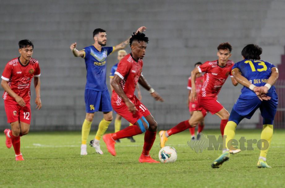 Pemain Kelantan, Felix Chidi Odili (tengah) diasak pemain Pulau Pinang pada aksi Liga Perdana. FOTO Nik Abdullah Nik Omar