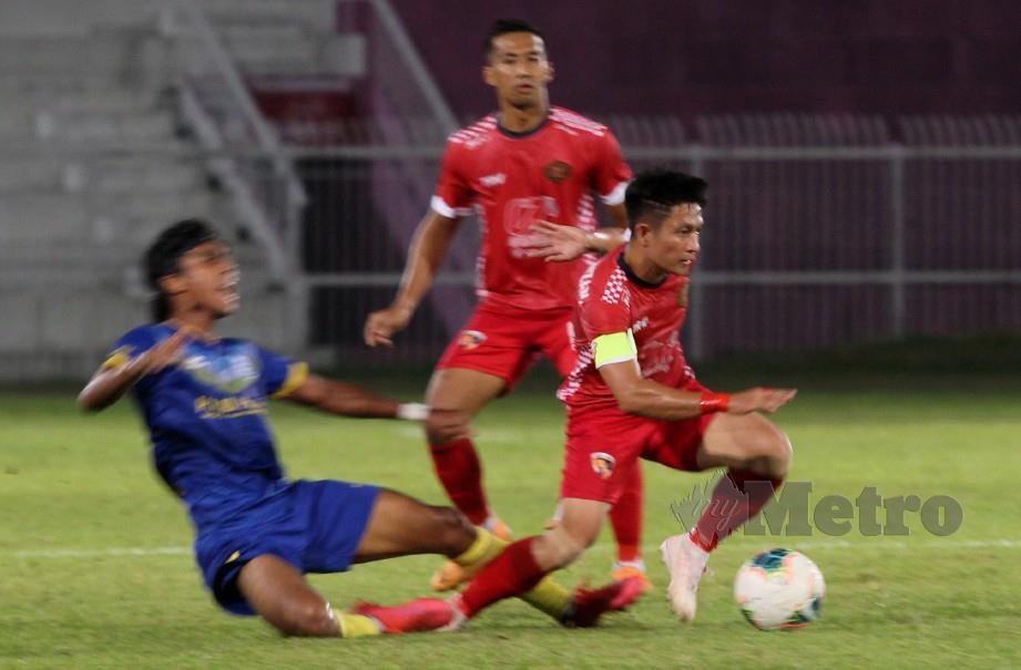 Pemain Kelantan,  Wan Zaharul Nizam (kanan) diasak pemain Pulau Pinang, Muhammad Azmi Muslim pada saingan Liga Perdana. FOTO Nik Abdullah Nik Omar