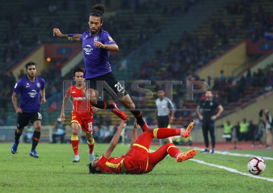 PEMAIN JDT, Corbin Ong diasak pemain Selangor, Syahmi Safari  di Stadium Shah Alam.  - FOTO Sairien Nafis  