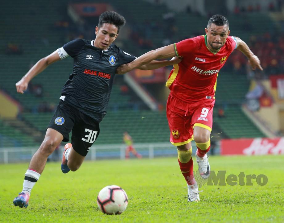Pemain Selangor, Sandro Da Silva cuba menghalang pemain Pahang, Muhammad Ashar Al Aafiz Abdullah (kiri) pada aksi Liga Super Malaysia di Stadium Shah Alam. FOTO Sairien Nafis
