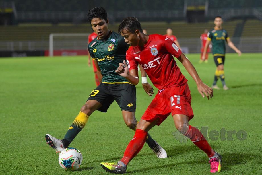 Pemain Kedah, Muhammad Faizat Mohamad Ghazli (kiri) menghalang tonggak PJ City, Filemon Anvie Standly pada aksi Liga Super. FOTO Bernama