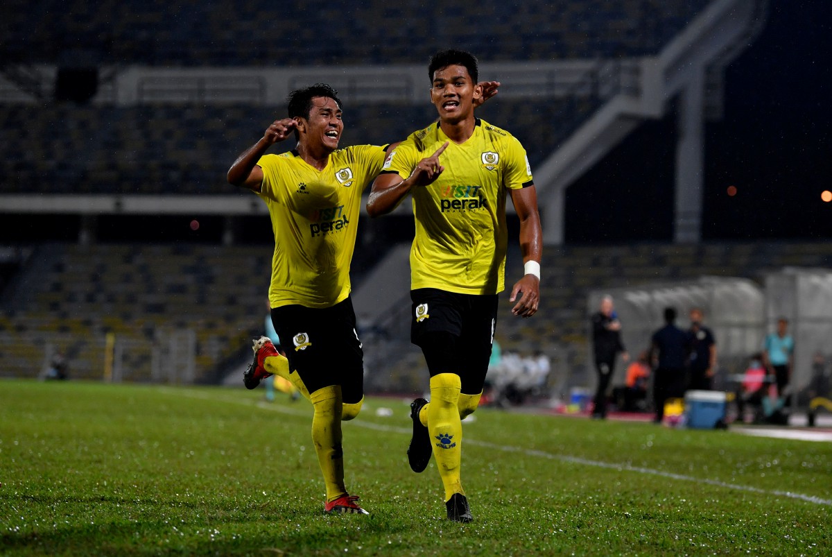 Shahrel Fikri Md Fauzi (kanan) meraikan gol jaringannya dalam aksi Liga Super 2020