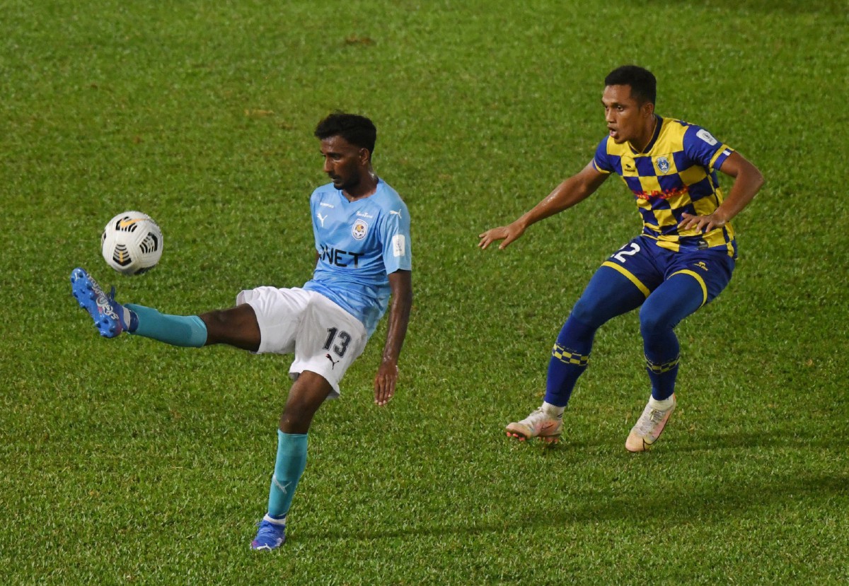 Pemain PJ City FC, K Thivandaran (kiri) cuba melepasi pemain Sri Pahang FC Muhd Fazly Mazlan dalam aksi Liga Super. FOTO Bernama