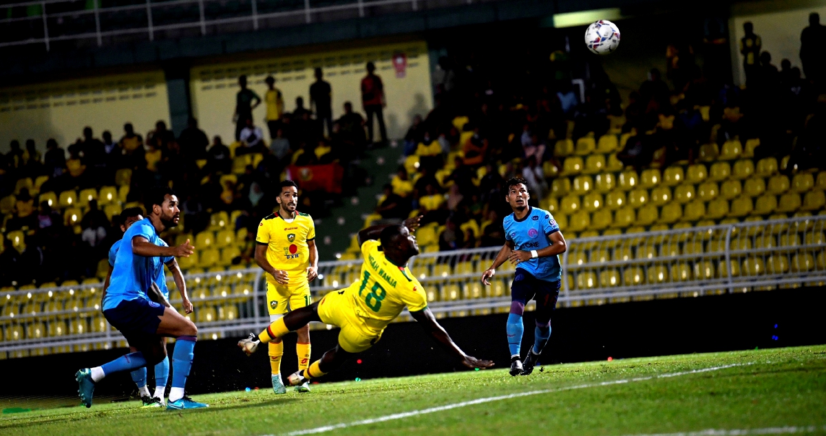 AKSI Ronald Ngah (dua dari  kanan)  menjaringkan gol Kedah di Stadium Darul Aman. FOTO Bernama