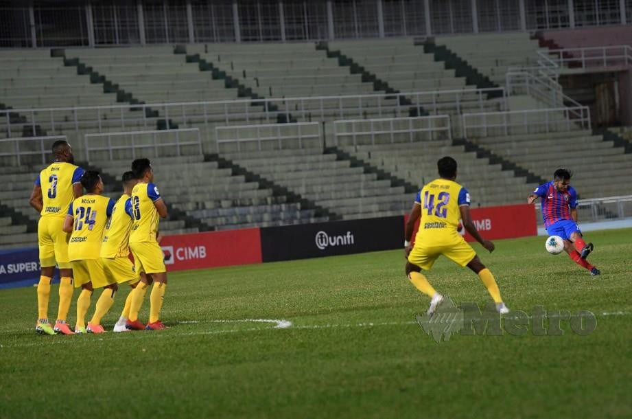 Pemain JDT, Leandro Velazquez (kanan) mengambil sepakan percuma ketika menentang Pahang pada Liga Super malam ini. FOTO Bernama