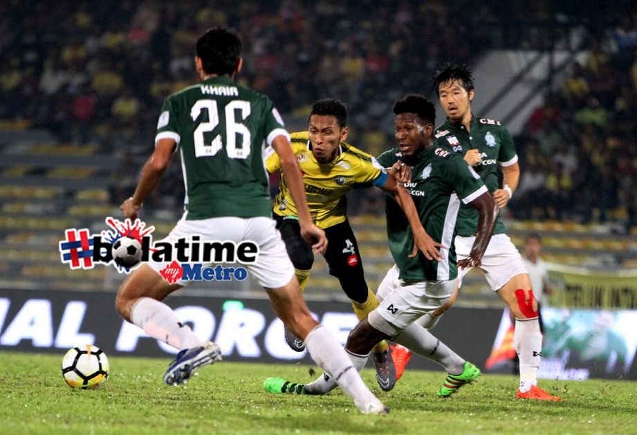 PEMAIN Perak, Mohd Nasir Basharudin (dua, kiri) dikawal tiga pemain Melaka United pada aksi Liga Super di Stadium Perak. FOTO Bernama