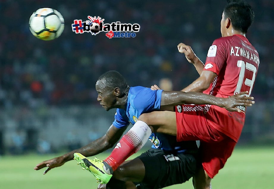 PENYERANG PKNP, Clovis Franklin Anzite, (kiri) diasak pemain Kelantan, Mohamad Azwan, pada perlawanan Liga Super 2018, di Stadium Sultan Mohd Ke IV. FOTO/FATHIL ASRI