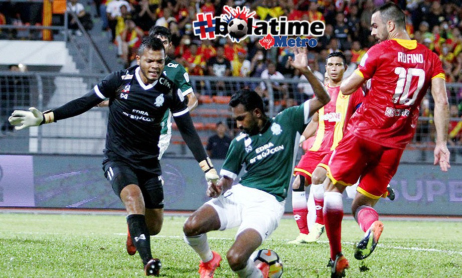 ZAMIR (kiri) hilang fokus ketika gol kedua Selangor. FOTO/FAIL 