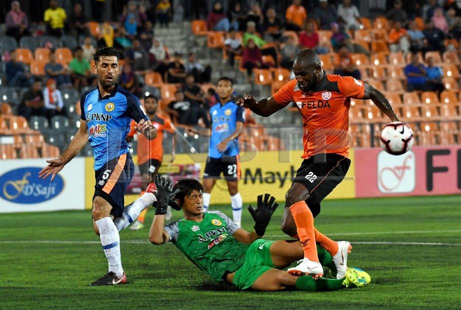 Penjaga gol PKNP FC menghalang percubaan Jayee John Okwunwanne (kanan) untuk menjaringkan gol pada perlawanan Liga Super 2019 di Stadium Tun Abdul Razak, malam tadi. FOTO BERNAMA 