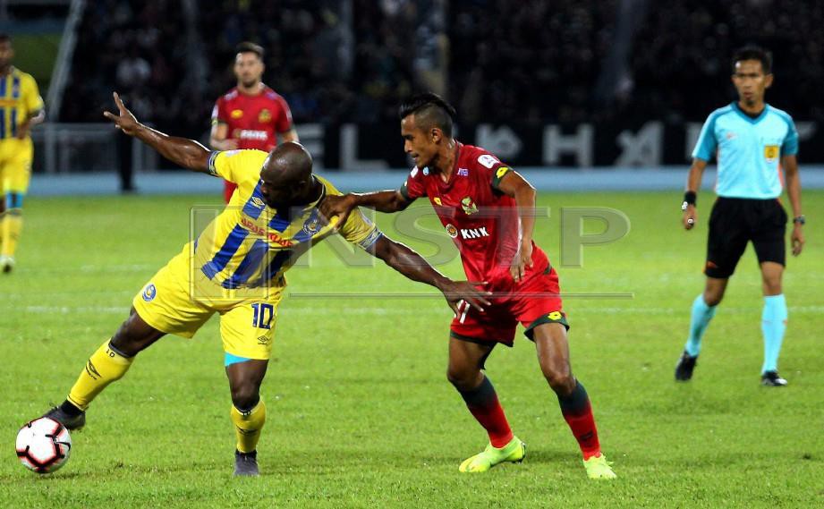  Tonggak Pahang, Disckson Nwakaeme (kiri) diasak pemain Kedah, Muhammad Shakir Hamzah (kanan) pada saingan Liga Super. FOTO NSTP.