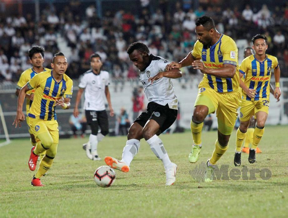 Pemain Terengganu FC,  Tcheche Kipree (tengah) diasak pemain Pahang, Herold Goulon (dua kanan) pada aksi perlawanan Liga Super. FOTO Ghazali Kori