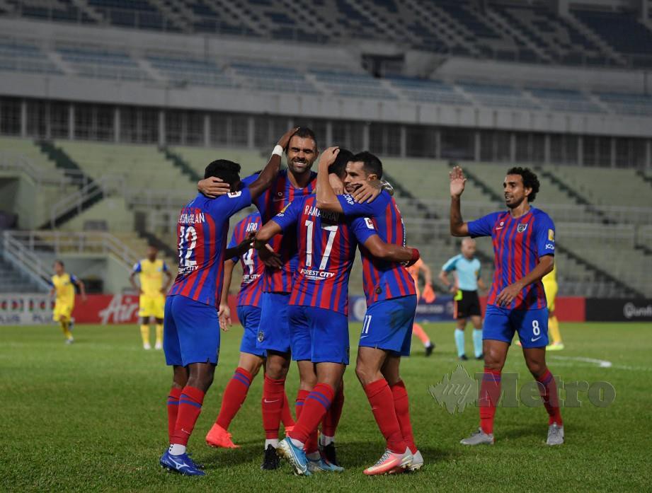 Pemain Johor Darul Takzim (JDT) meraikan jaringan Muhammad Ramadhan Saifullah Usman ketika menentang pasukan Pahang pada aksi Liga Super di Stadium Darul Makmur, Kuantan, Jumaat lalu. FOTO Bernama